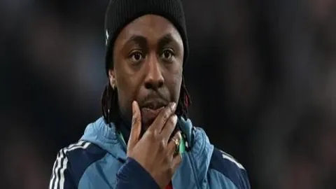 场边球迷深情拥抱詹姆斯，幕后故事大揭秘